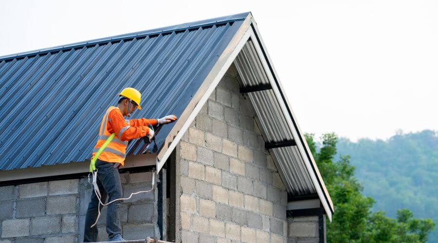 Professional gutter cleaning in Atlanta, IN
